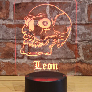 Personalisiertes RGB-LED Nachtlicht - Totenkopf Motiv mit Wunschname, individuelles Geschenk, Acrylglas